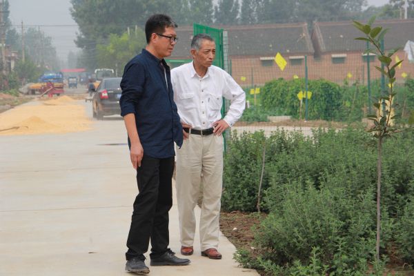 2016年9月27日陳忠華教授荏臨冰菊基地進(jìn)行現場(chǎng)指導
