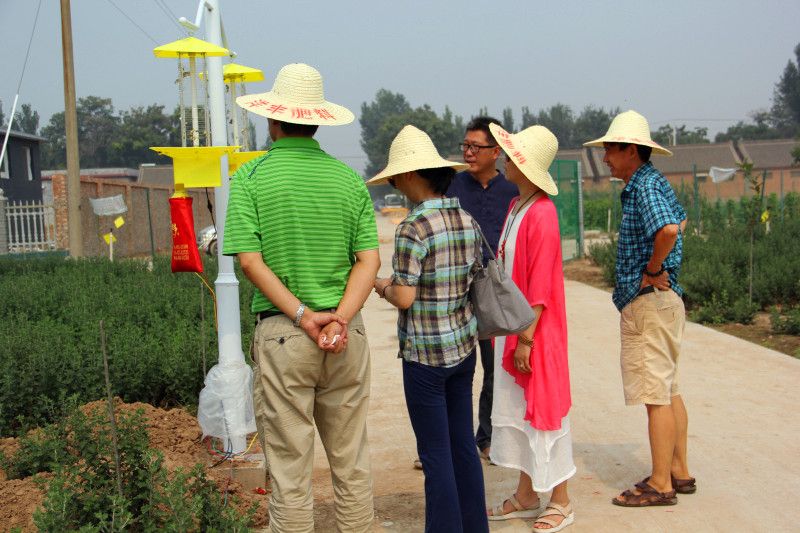 2016年9月17日鄭州大學(xué)藥食健康研究院秦廣雍教授一行來(lái)我司參觀(guān)指導